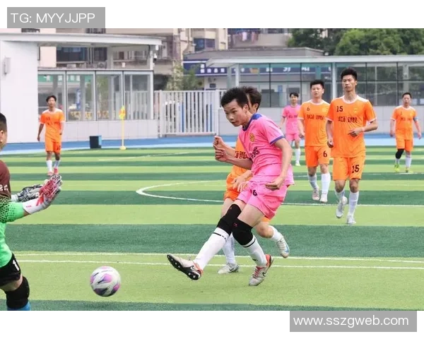 足球明星激情四射踢球破门瞬间展现绝佳技艺与团队默契